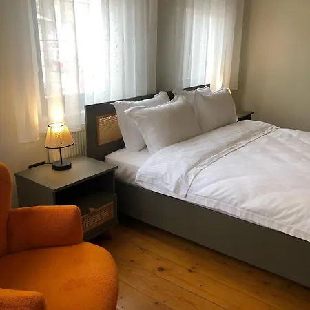 Utopia Hotel *
