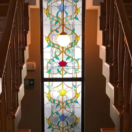 Utopia Hotel *