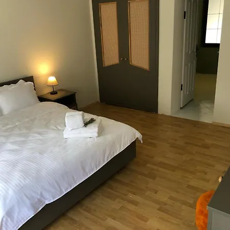 Utopia Hotel *